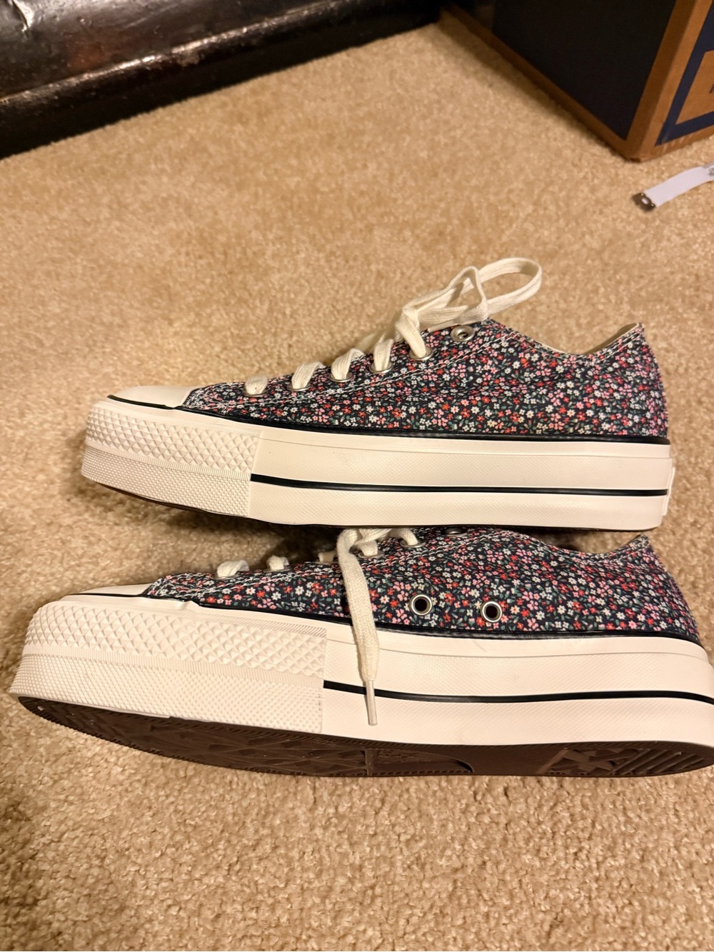 Women’s NWOT Converse Low Top Sneakers - Navy Floral Print size 8 - Picture 3 of 9